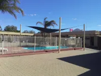 Desert Sand Motor Inn - Pools