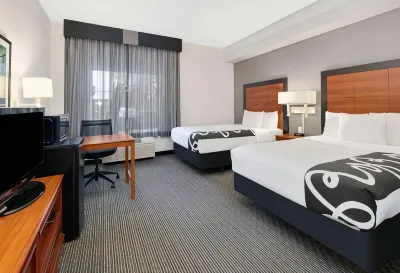 La Quinta Inn & Suites by Wyndham Dallas North Central Hotel in zona First United Lutheran Church