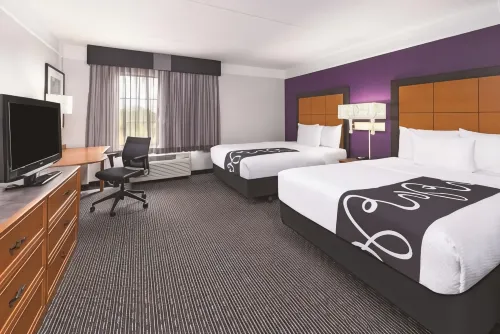 La Quinta Inn & Suites by Wyndham St. Louis Westport Hotels in Creve Coeur
