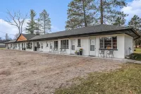 The Windmoor Lodge Hotels near Grayling Mini-Mall