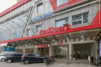 RedDoorz Plus @ Cemara Asri Medan Hotel dekat Pasar Pancur Batu