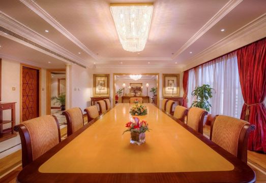 [코르니쉬 호텔 아부다비 수영장 구역]