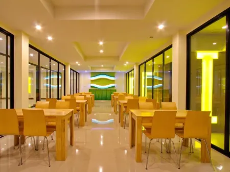 The Rice Hotel Отели рядом с достопримечательностью «Roi Et Tower»