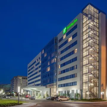 Holiday Inn CLEVELAND CLINIC by IHG Отели рядом с достопримечательностью «Станция метро "Тауэр-сити - Паблик-сквер"»