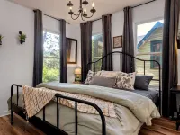 The 1883 Peabody House Bed & Breakfast Hotels in Cedar Township