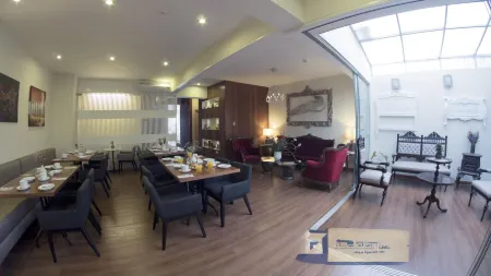 米拉弗洛雷斯中庭飯店