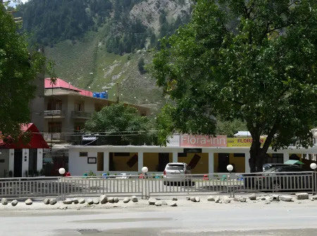 Flora Inn Hotel Naran Отели рядом с достопримечательностью «Naran Valley»