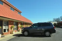 AAt 28 Goldsmith Motel - parking
