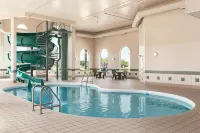Days Inn & Suites by Wyndham Winkler - Pools