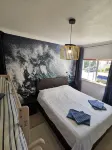 Magnificent Golf Village Cottage, fully equipped, Wifi, large outdoor swimming pool