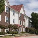 達拉斯拉斯科林納斯萬豪TownePlace酒店 鄰近Halftime Institute的酒店