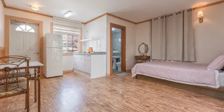 Taean Cinema Pension Отели рядом с достопримечательностью «Kkotji Beach»