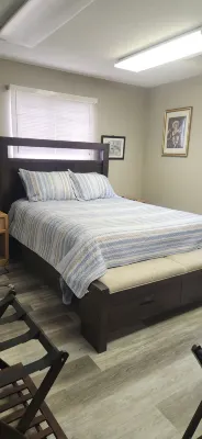 One Mile from Airport!!   3 Bedroom Lodge Sleeps 5 to 7