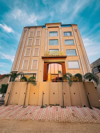 Hotel The Rising Banaras Отели в г. Манроли