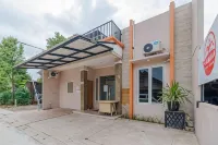 RedDoorz Syariah Near Kota Cinema Mall Jatiasih Hotel a Jatiasih