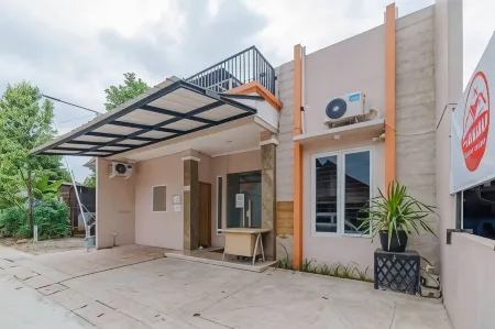 RedDoorz Syariah Near Kota Cinema Mall Jatiasih Отели в г. Jatiasih