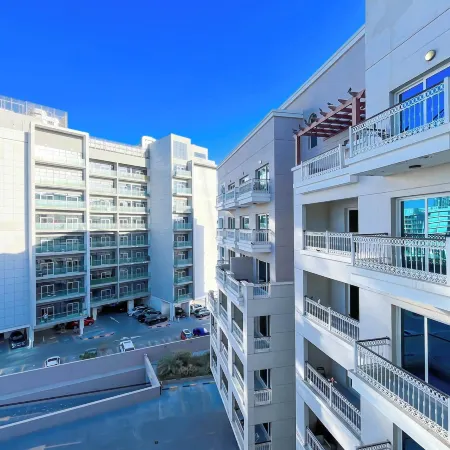 Relaxing ST Getaway Balcony, Pool & Gym Access Отели рядом с достопримечательностью «Арабиан Ранчес»