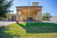 Moulton Inn &  Suites by OYO Near Shiner TX