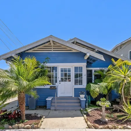 CozyVibeStay . King Bed. Parking. Walk to Beach