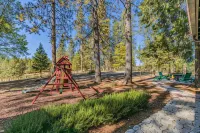 Family & Dog friendly Fenced 5Acr: Pool Table, Playground, Firepit, BBQ, Starlnk