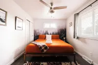 Cozy 4-Bedroom National Park Themed House with Gym + Hot Tub in Arvada