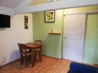 Coquette Tiny-House 5 minutes' walk from all amenities, close to must-sees Hoteles en Joyeuse