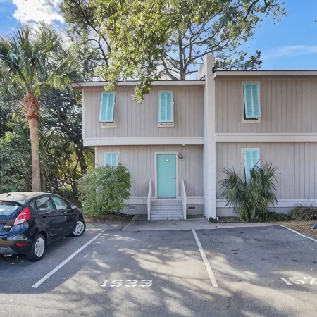 Mt Pleasant Townhouse with a Deck