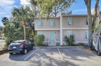 Mt Pleasant Townhouse with a Deck - Homestays