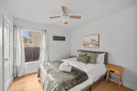 Charming 2-BR Home 3-minute To Belmont Short - Free Parking/Wifi/Pet Friendly - บังกะโล