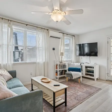 Oceanblock & Downtown Bethany - 2 bed / 1 bathroom with Private Sun Porch