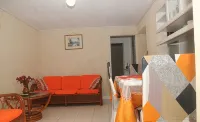 Cozy 2 bedroom  air conditioned 1 bathroom apartment with swimming pool . - Gym