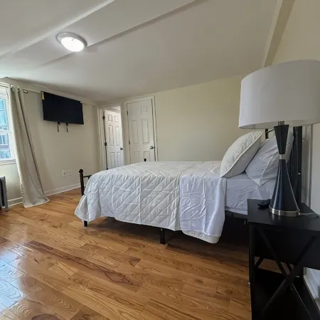 Spacious 4-bedroom with four and half bathrooms Отели в г. Вустер