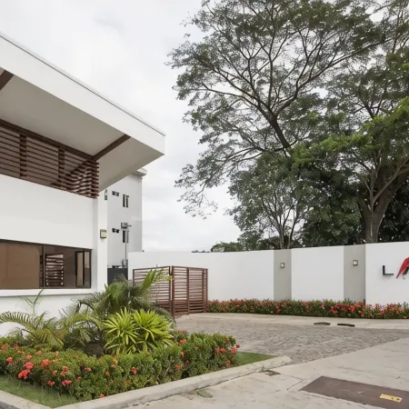 Modern Stylist 3 BR Beach House, w/Private Pool & Fast WiFi.