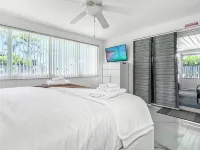 Amazing Home w/ Heated Pool 8 mins to the Beach! Hotels in Lighthouse Point