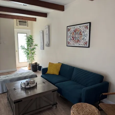 Stylish Burbank Getaway – Ensuite Baths + Prime Location!10 Mins to Universal!