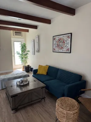 Stylish Burbank Getaway – Ensuite Baths + Prime Location!10 Mins to Universal! - Homestays