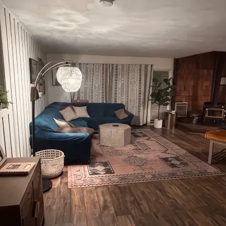 IN TOWN CONDO WITH HOT TUB, AT SHUTTLE STOP, HAS EVERYTHING YOU NEED!!