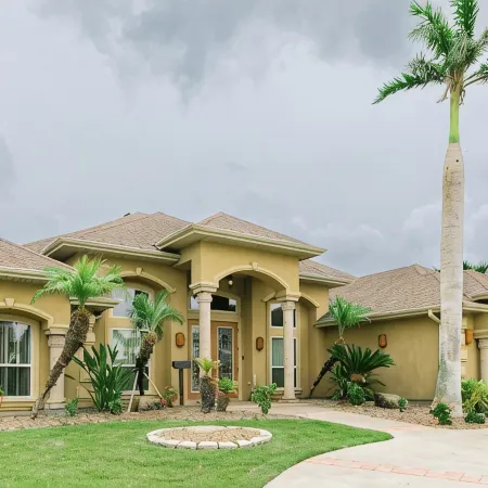 Spacious 5-bedroom house on Golf Course near South Padre Island