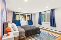 Stratton Mountain Ski Chalet: Hot Tub, Gameroom, Firepit, Grill, EV & Pond Views - バルコニー