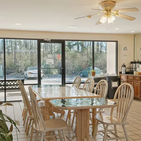 Super 8 by Wyndham Ocean Springs Biloxi