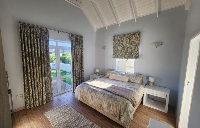 The Grace @ Pelican Bay is a delightful canal-side retreat located in Port Owen.