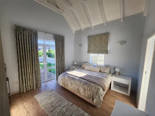 The Grace @ Pelican Bay is a delightful canal-side retreat located in Port Owen. - Homestays