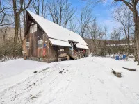 1 Min to Camelback! Creekside Escape + FirePit & BBQ Hotels in Pocono