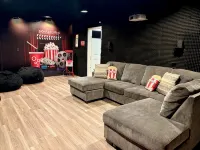 Spacious 4-bedroom river front cabin with WiFi, Game Room & Hot Tub for 15 - 샬레 호텔