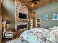 Newly Renovated! Romantic / Views / Indoor Heated Saltwater Pool / Massage Chair
