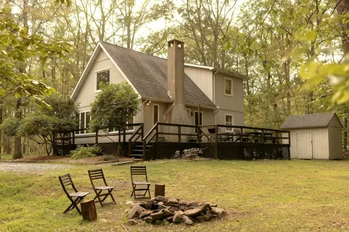 The Gray Chalet - private lot close to Lake Wallenpaupack & downtown Hawley