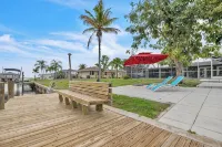 WATERFRONT MODERN 4/2 FLORIDA HOME POOL BOAT DOCK AND LIFT DIRECT GULF ACCESS - ビーチサイド