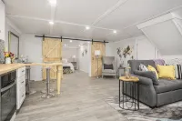 Stylish DU Apt. - Business Traveler - Sleeps 4 - Apartments