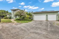 Gorgeous 6br Villa in Lovely Austin wt Massive Pool & Hot Tub + Goats & Chickens - 4-Star