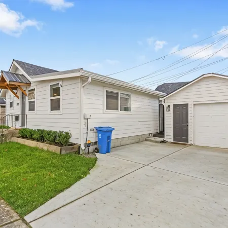 Cozy Bungalow Home 2br+1ba - 9 min to Tacoma Dome